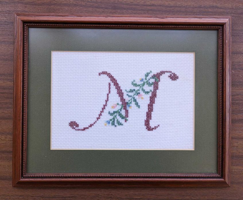 Moldura com Bordado a Ponto Cruz da Letra "M"