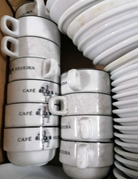 Chávenas e pires, com logos de marcas, o lote todo por 5€