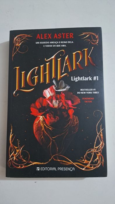 Livro lightlark novo