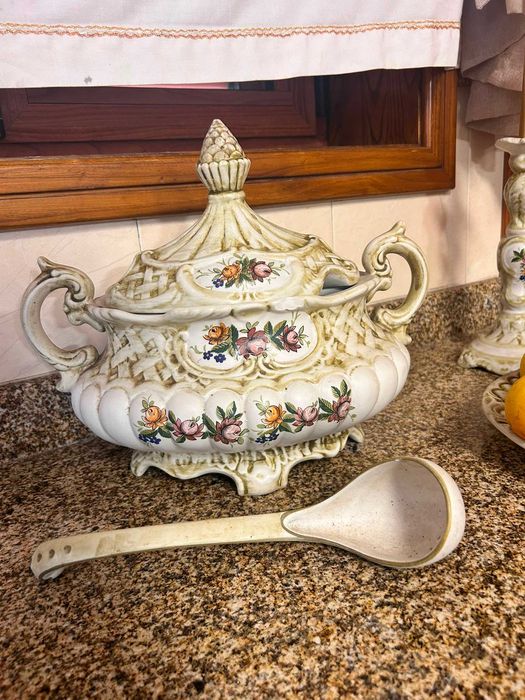 Serviço de mesa trabalhado