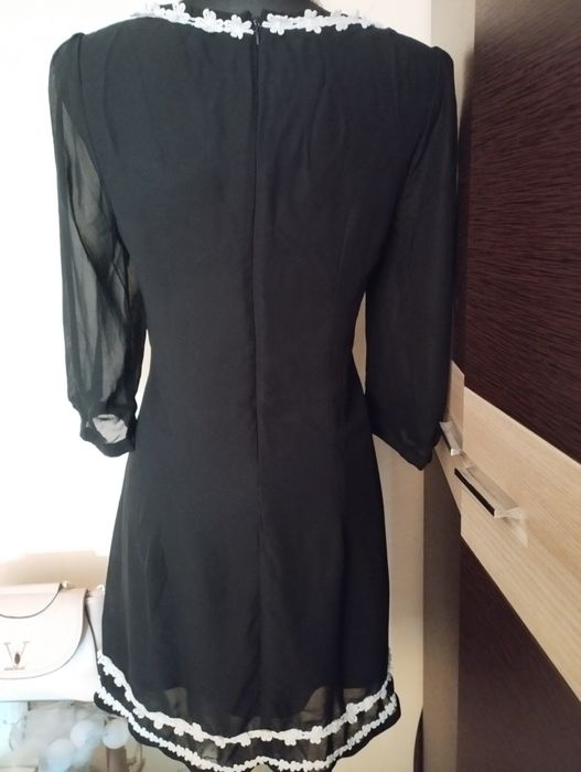 Piękna elegancka czarna sukienka chanelka 38 M z białą gipiurą