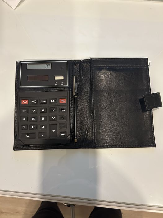 Calculadora em carteira com caneta