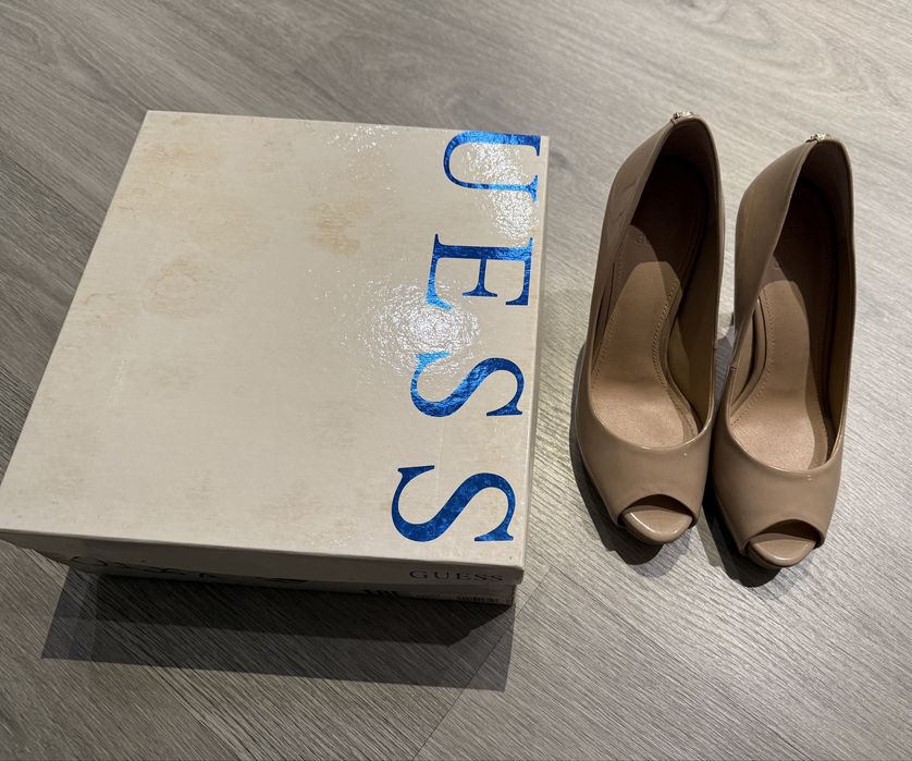Sapatos nude Guess