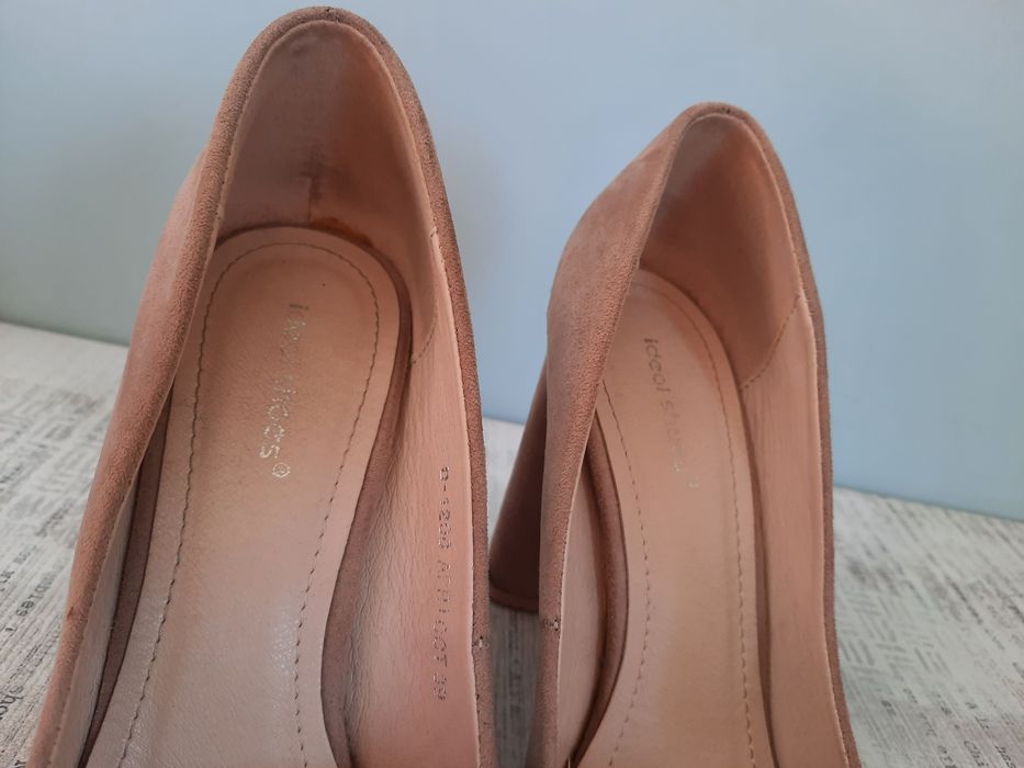 Beżowe czółenka Ideal Shoes na słupku