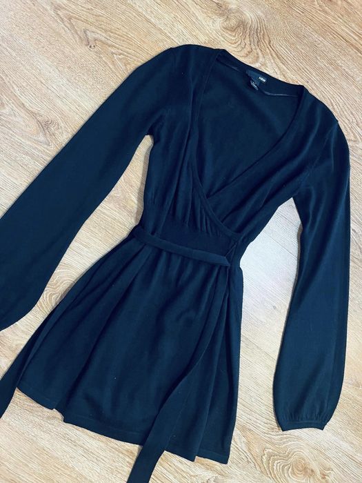 Sukienka h&m xs 34 swetrowa sweterkowa dekolt w serek v czarna