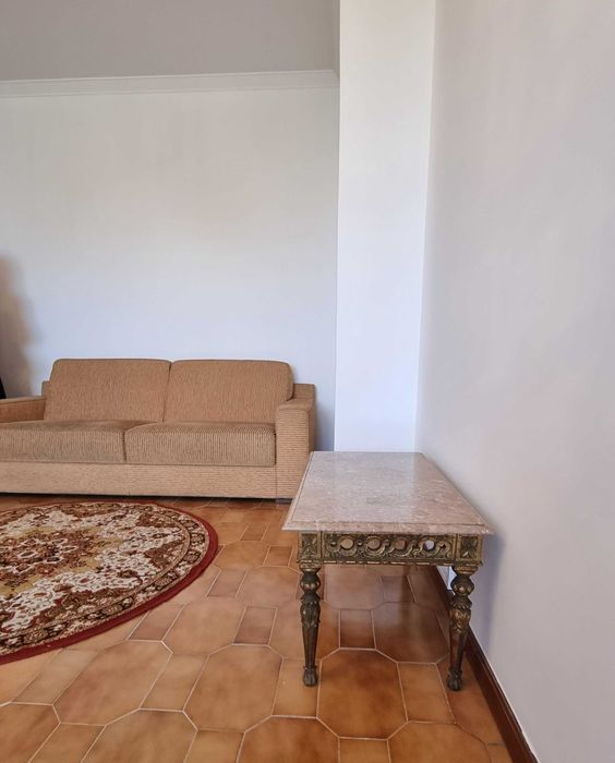 Mesa de apoio em talha dourada e tampo em pedra