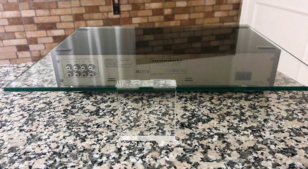 Equalizer Marantz EQ-551 prateleira vidro e pé acrílico topo gama
