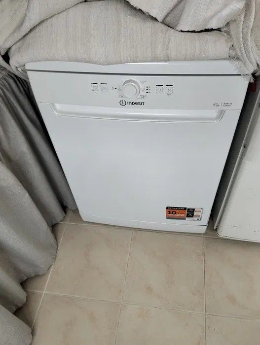 Máquina de loiça INDESIT