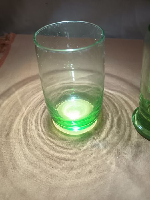 Dois copos com o fundo verde