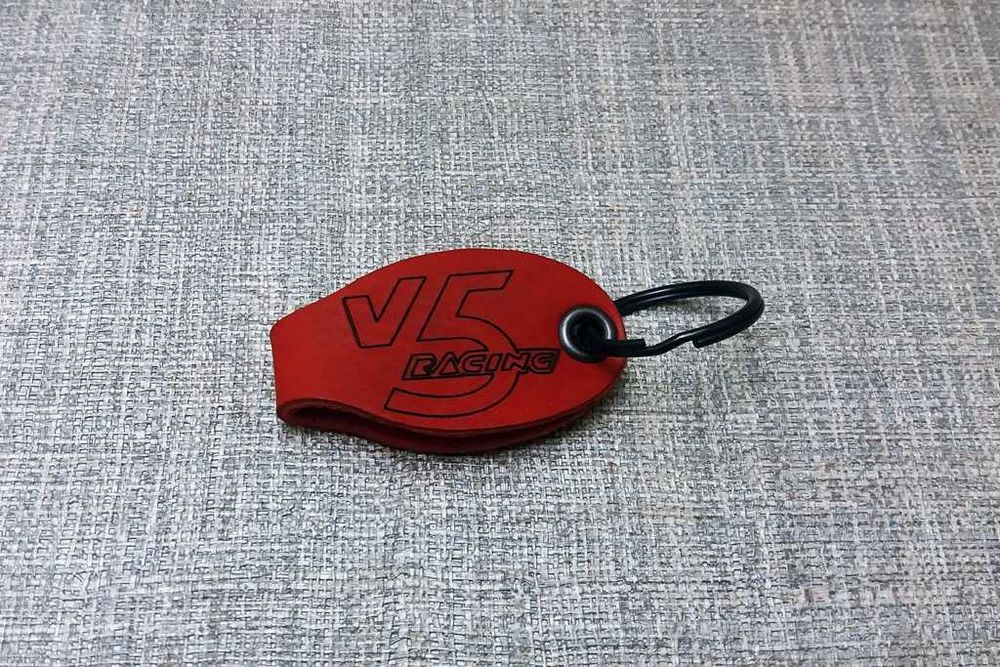 Porta chaves em cabedal, com a marca de motorizadas antigas.