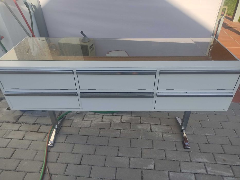 Móvel antigo com gavetas