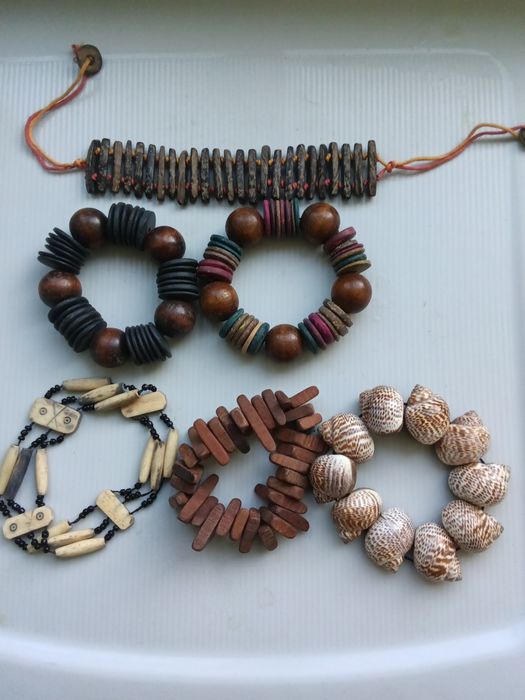 Pulseiras em madeira artesanais