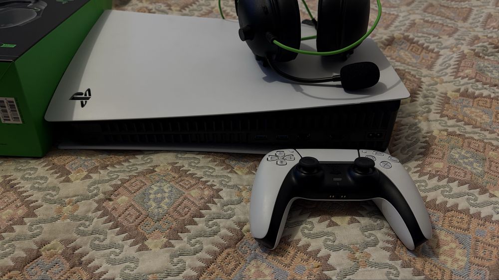 PS5 slim em perfeito estado com 1 comando em perfeito estado e com um fone gamer com menos de 1 mês de uso com a caixa e o talao de 3 anos de garantia