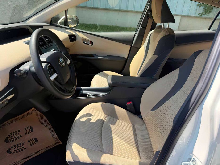 Toyota Prius Two      2016