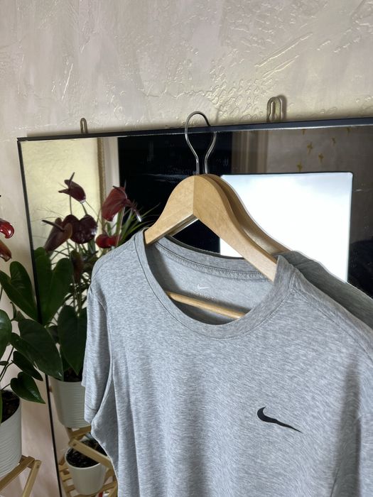 Футболка Nike Tee сіра меланжева
