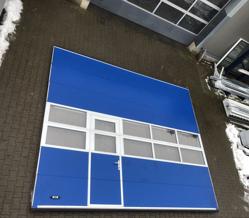 Brama 480 x 420 z drzwiami panelowa segmentowa garażowa przemysłowa