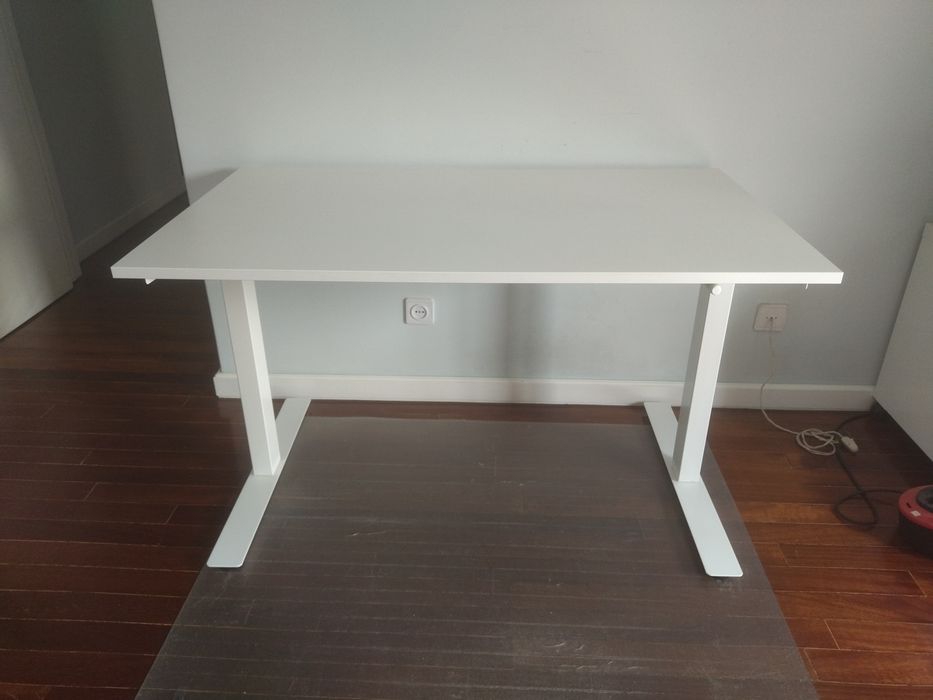 Mesa com altura regulável
