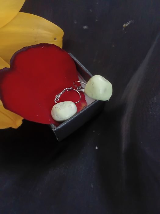 Par de Brincos feitos com duas pedras naturais de Crisoprásio