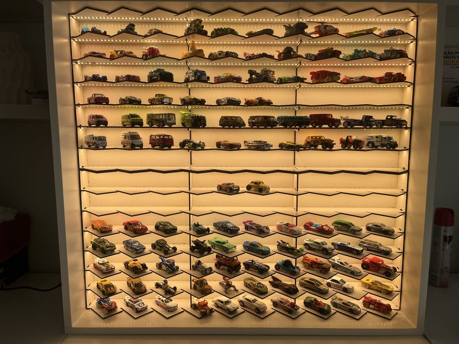 Expositor para Miniaturas 1:64 (140 unidades) — Com LED em Todas as Filas