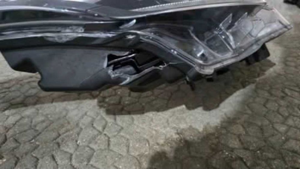 Toyota C-HR 2019 Farol direito (carcaça danificada, funciona perfeitamente, necessita