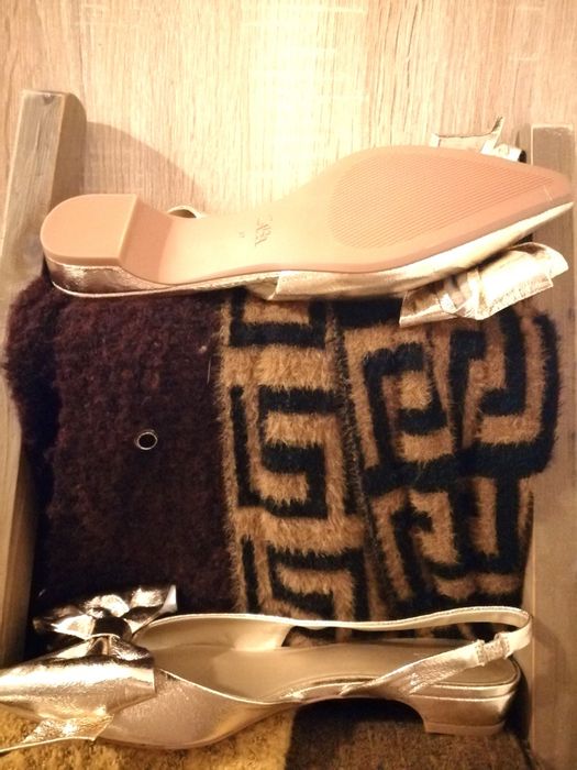 Sapato dourado com laço