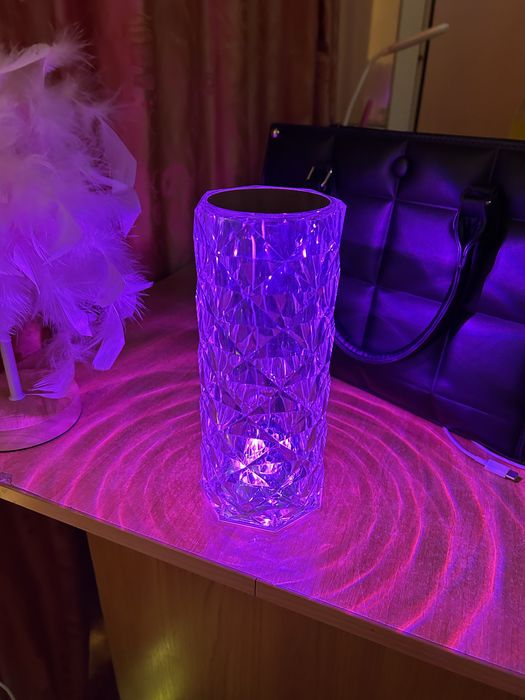 Продам лампу-світильник у формі кристалу. Сяє в ночі.