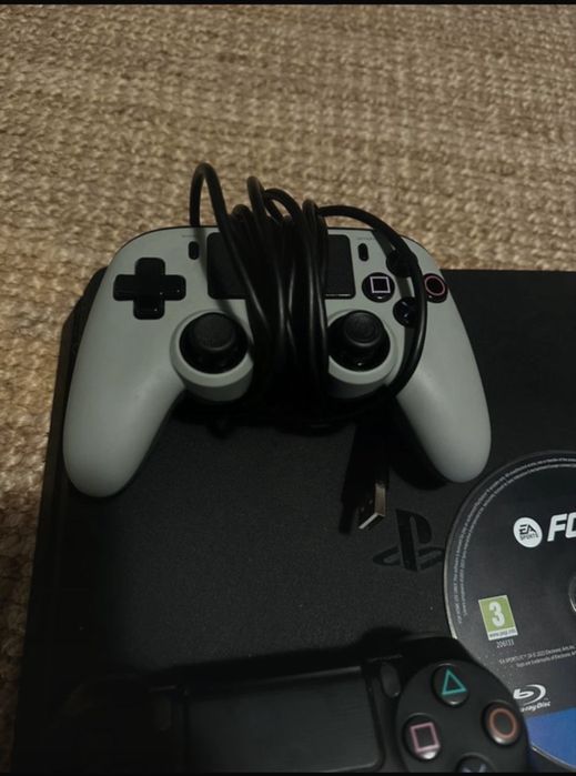 Playstation 4 com 2 controles e fc24
