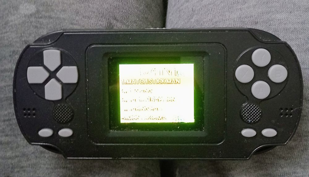 104 gry na małe baterie paluszki ,brak tylnej klapki...