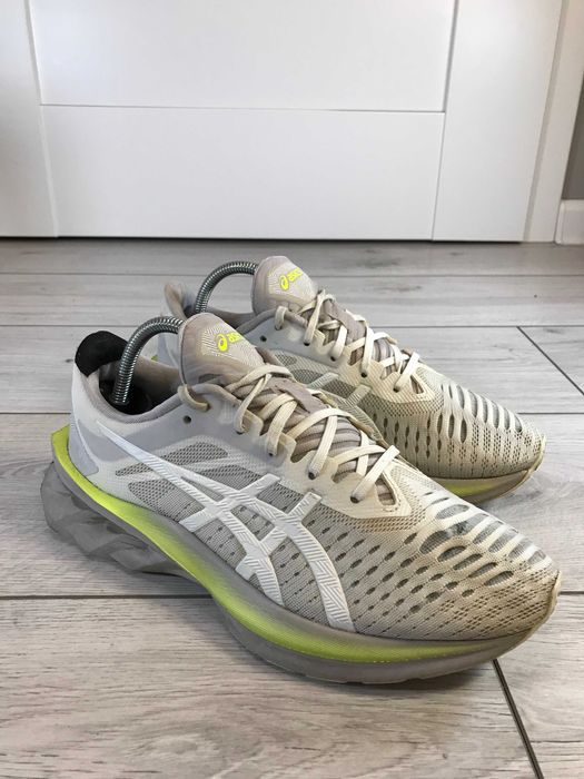 Buty do biegania ASICS Novablast rozm. 37,5