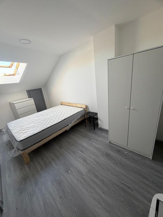 Arrenda-se quarto com suíte.