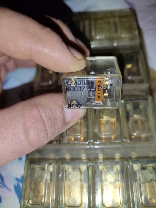 Реле V23003 B0037-F104 Реле з пам'яттю з силовими контактами .