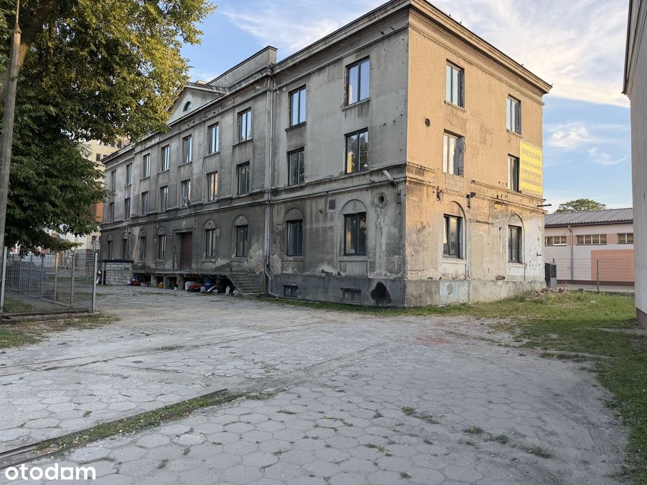 Budynek w centrum z parkingiem