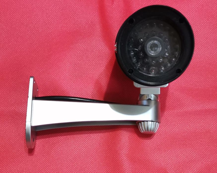 Atrapa kamery z czerwoną migającą diodą.