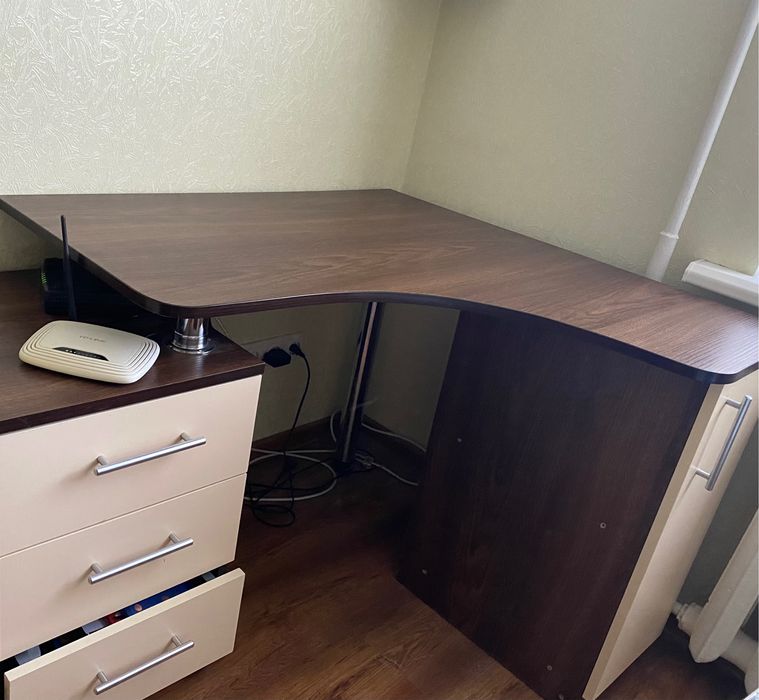 Стіл компʼютерний