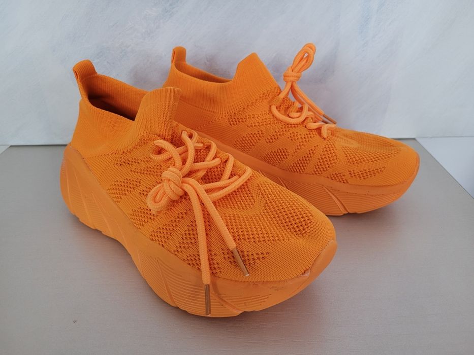Nowe materiałowe buty sportowe rozmiar 39
