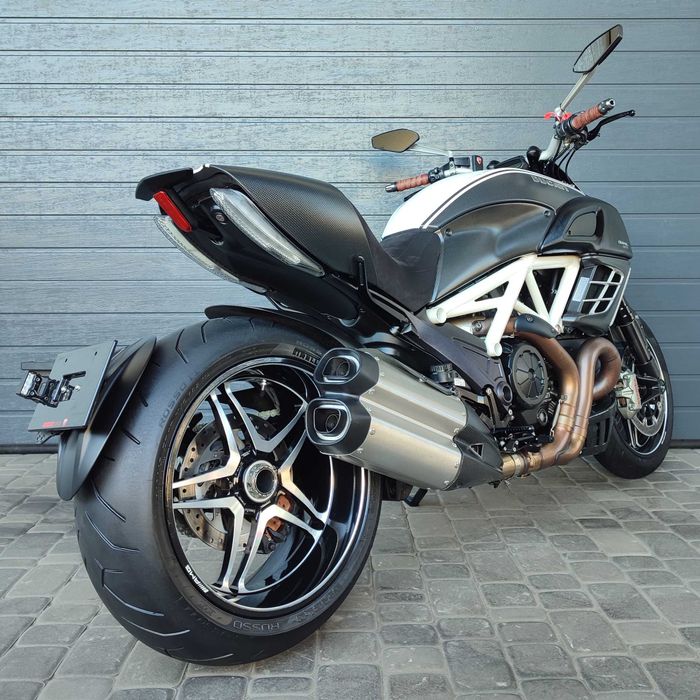 Продам мотоцикл Ducati Diavel 1200 AMG (2942)