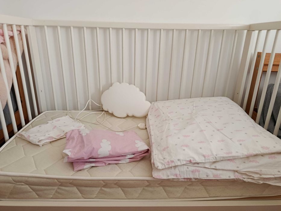 Berço e colchão IKEA