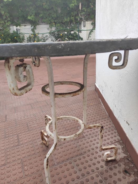 Banco de jardim em ferro fundido, cadeiras e mesas