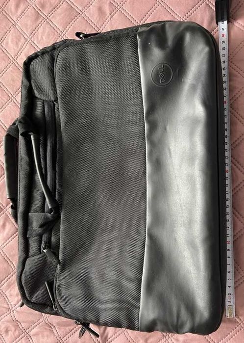 czarna torba na laptopa laptop