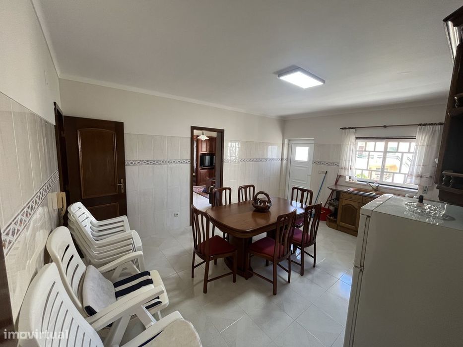 Apartamento T2 na Praia de Paredes de Vitória com varanda e garagem