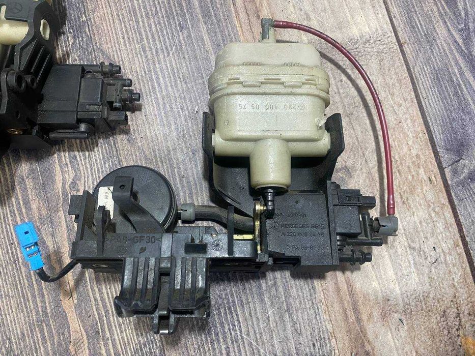 Замок механізм кришки багажника Mercedes-Benz S-Class W220 A2208000476 / A2208000575 / A2207500185