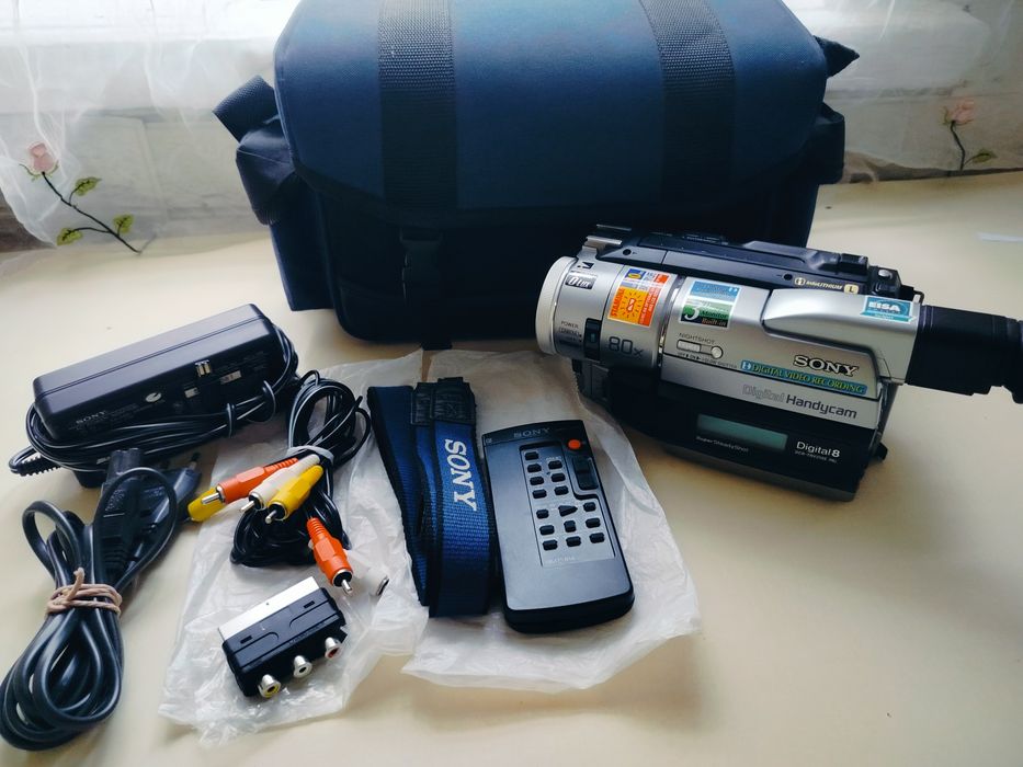 Відеокамера Sony Handycam Digital8 (Повний комплект з аксесуарами та сумкою)