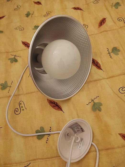 Vendo Candeeiro de chapa de teto com lâmpada Led como novo