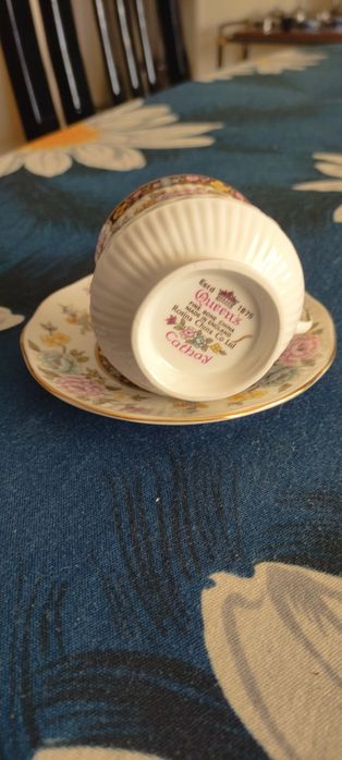 Conjunto de 1 chávena de chá e pires marca Queen Rosina Fine Bone