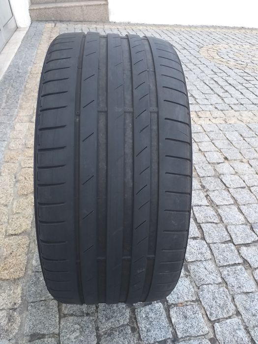 Um pneu kumho 245/30/19