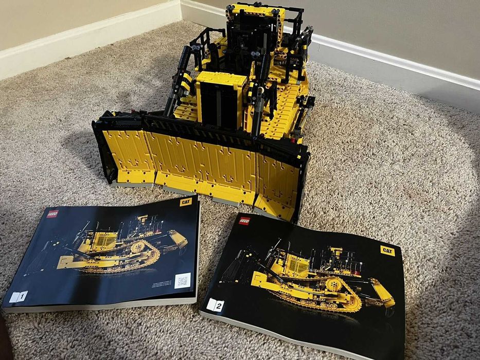 LEGO Technic 42131 Zdalnie sterowany buldożer Cat D11 nowy zmontowany