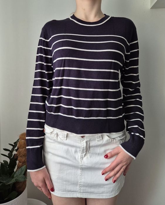 Granatowy sweter z wiskozy w paseczki