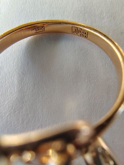 Золотое кольцо с бриллиантоми.