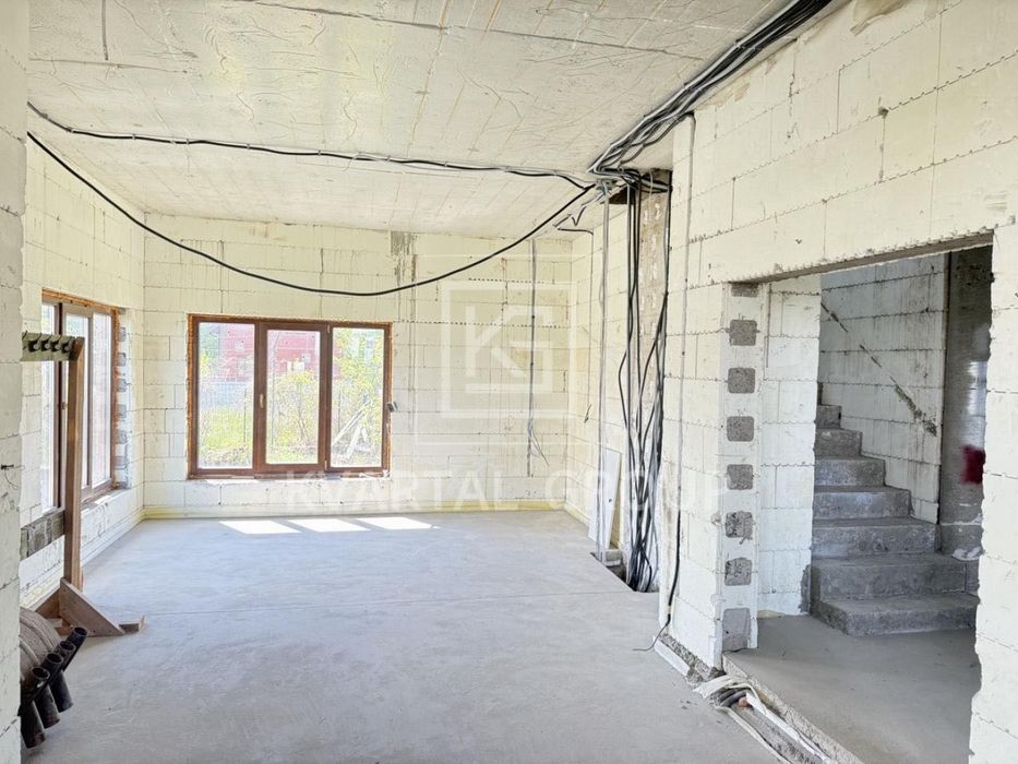 Продаж будинку 180 м² на 11 сотках з гаражем, підвалом 105 м² та укриттям в Блиставиці.
