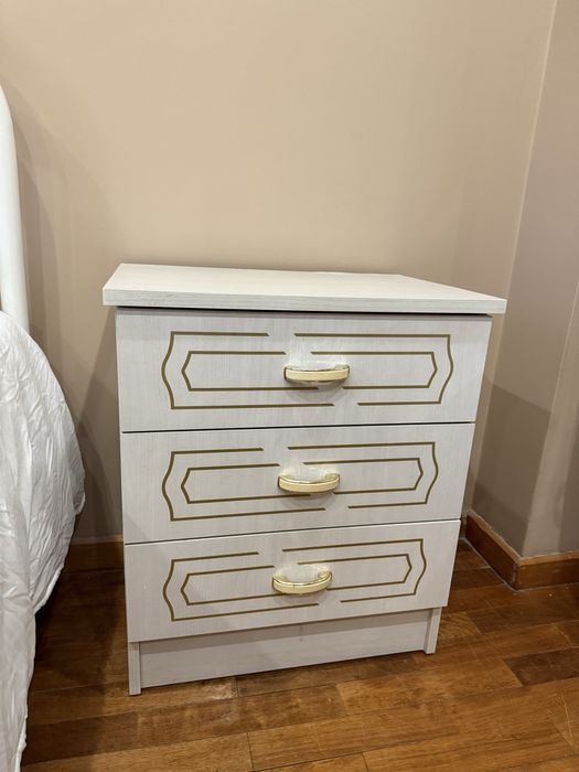 Conjunto de Quarto (cama + mesinhas + armário + cómoda c/ espelho)